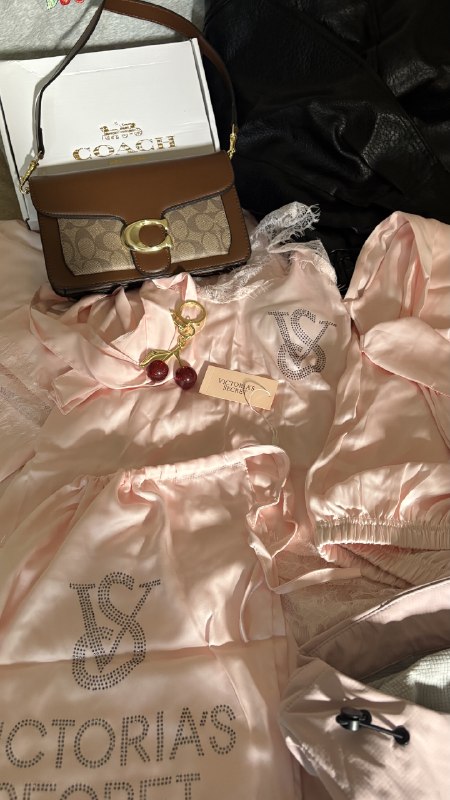 Set de pijama Victoria's Secret - 7 piezas · UGG Palace Tasman Chestnut · Bolsos Coach · Victoria’s Secret – Lien Hacoo