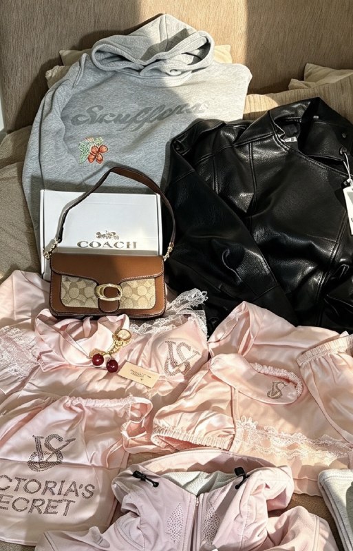 Set de pijama Victoria's Secret - 7 piezas · UGG Palace Tasman Chestnut · Bolsos Coach · Victoria’s Secret – Lien Hacoo · photo 2