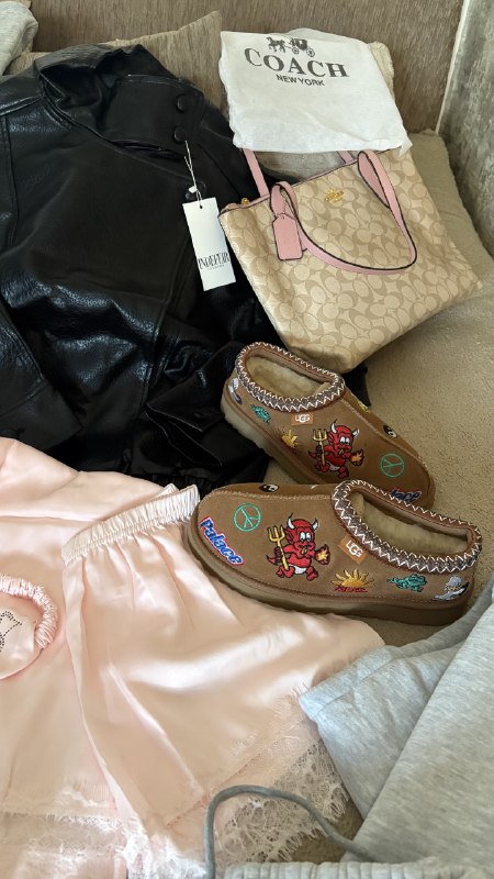 Set de pijama Victoria's Secret - 7 piezas · UGG Palace Tasman Chestnut · Bolsos Coach · Victoria’s Secret – Lien Hacoo · photo 3