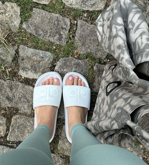 Alo Yoga slides – Hacoo link