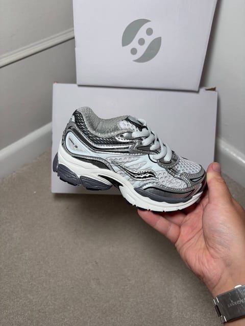 Saucony Omni 9 – Lien Hacoo